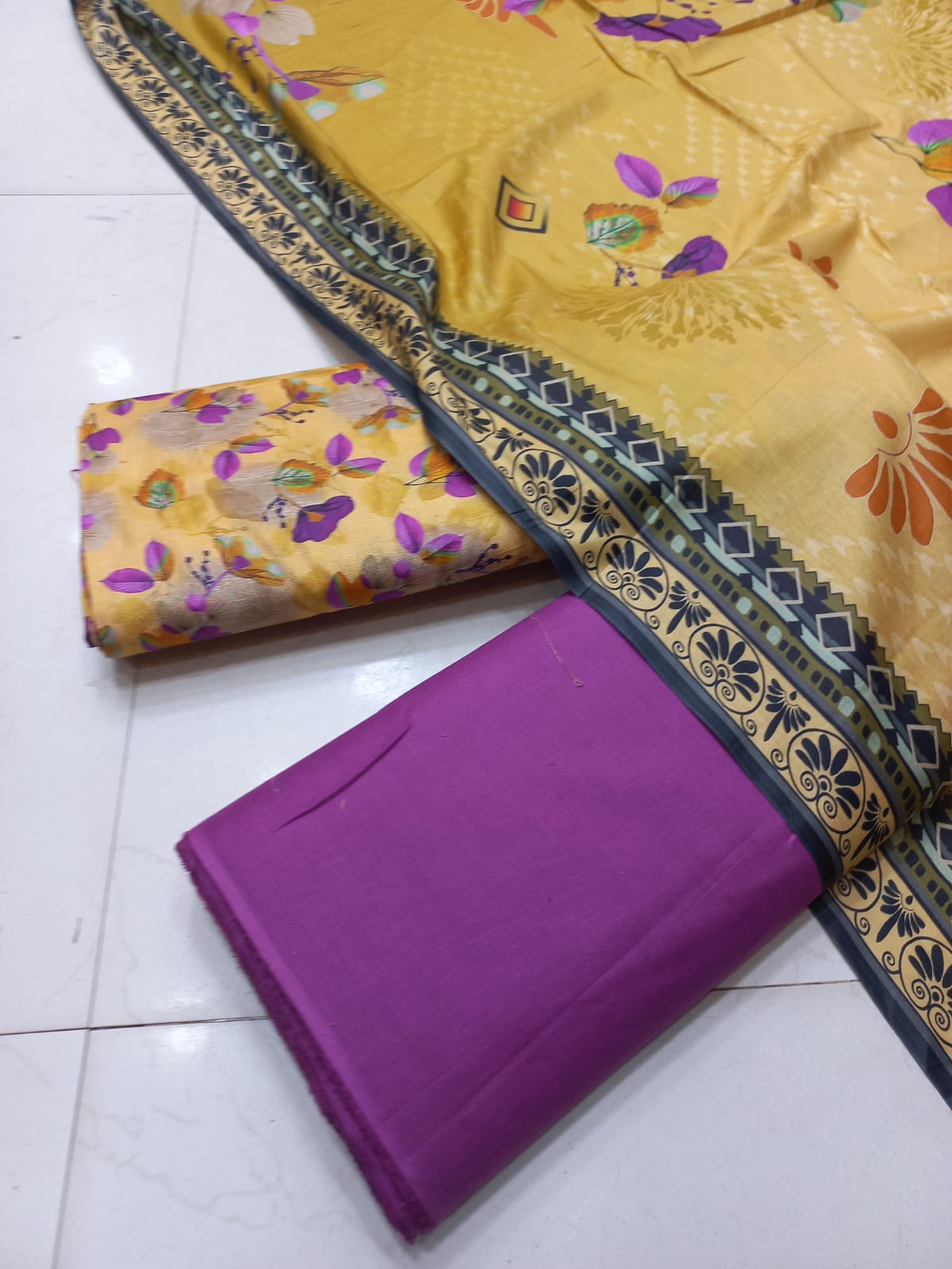 AL KARAM KASTORI 3PCS LAWN PRENTED SHRIT & PRENTED TROUSER WITH LAWN DUPATTA.