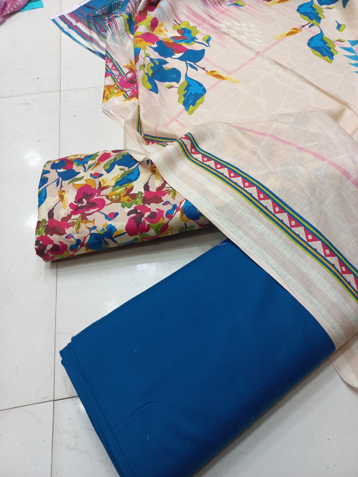 AL KARAM KASTORI 3PCS LAWN PRENTED SHRIT & PRENTED TROUSER WITH LAWN DUPATTA.