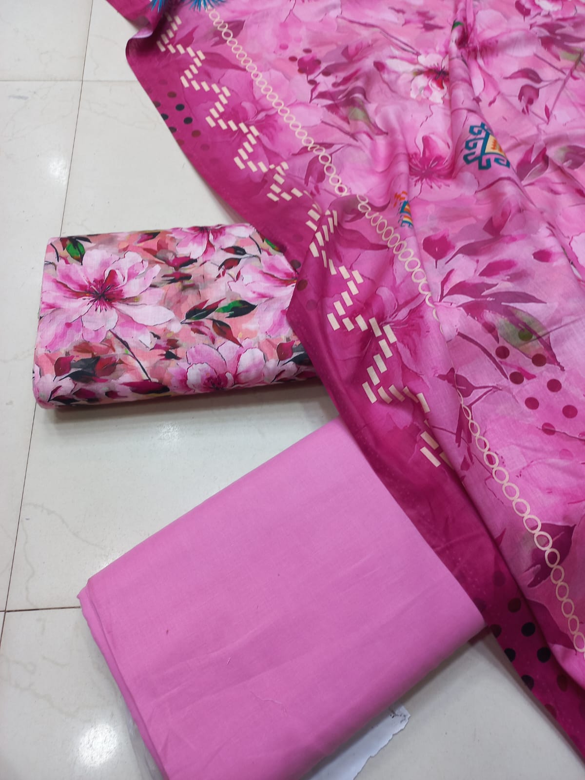 AL KARAM KASTORI 3PCS LAWN PRENTED SHRIT & PRENTED TROUSER WITH LAWN DUPATTA.