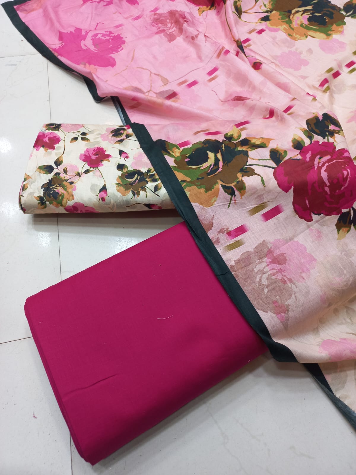 AL KARAM KASTORI 3PCS LAWN PRENTED SHRIT & PRENTED TROUSER WITH LAWN DUPATTA.