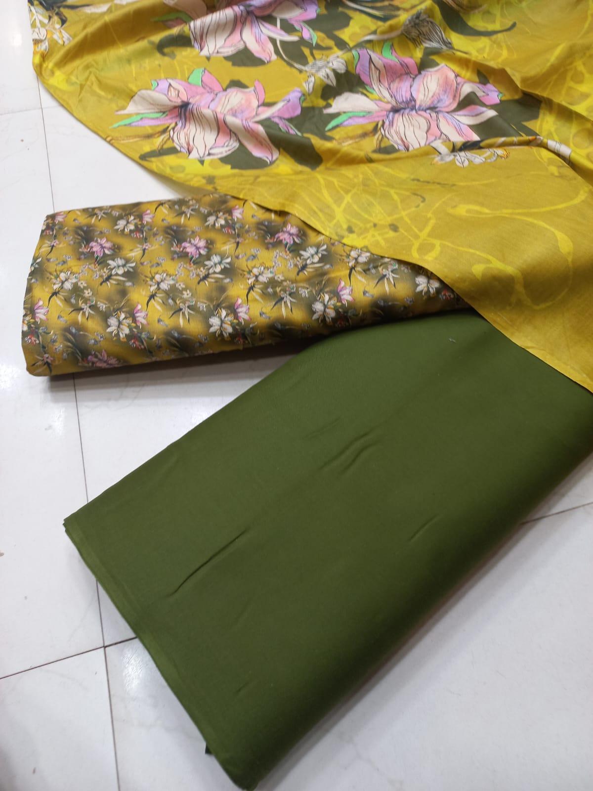 AL KARAM KASTORI 3PCS LAWN PRENTED SHRIT & PRENTED TROUSER WITH LAWN DUPATTA.