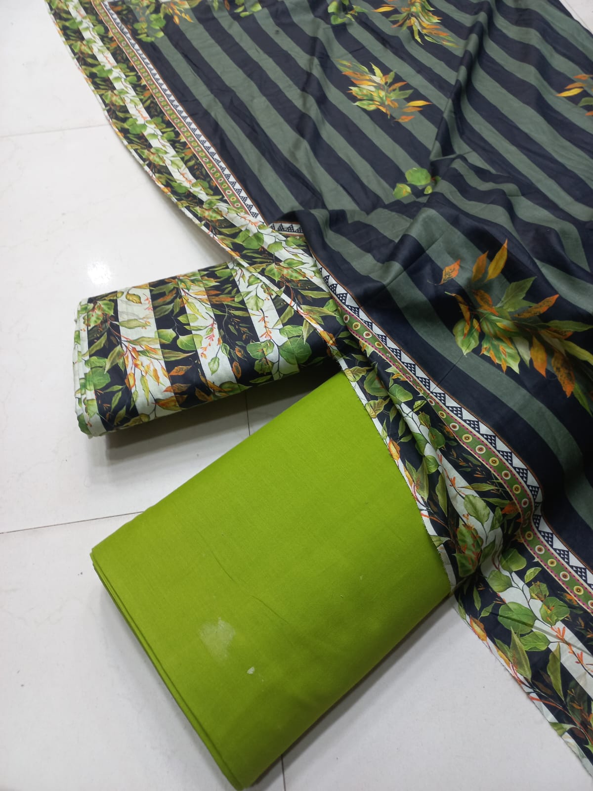 AL KARAM KASTORI 3PCS LAWN PRENTED SHRIT & PRENTED TROUSER WITH LAWN DUPATTA.