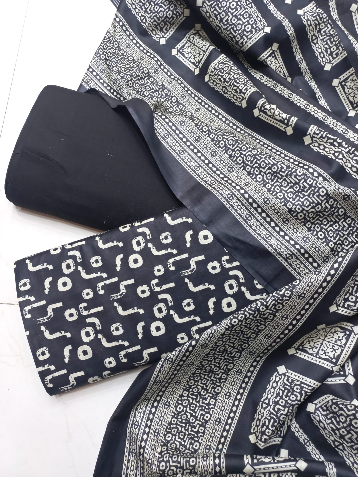 AL KARAM KASTORI 3PES LAWN PRENTED SHRIT  PRENTED TROUSER WITH LAWN DUPATTA