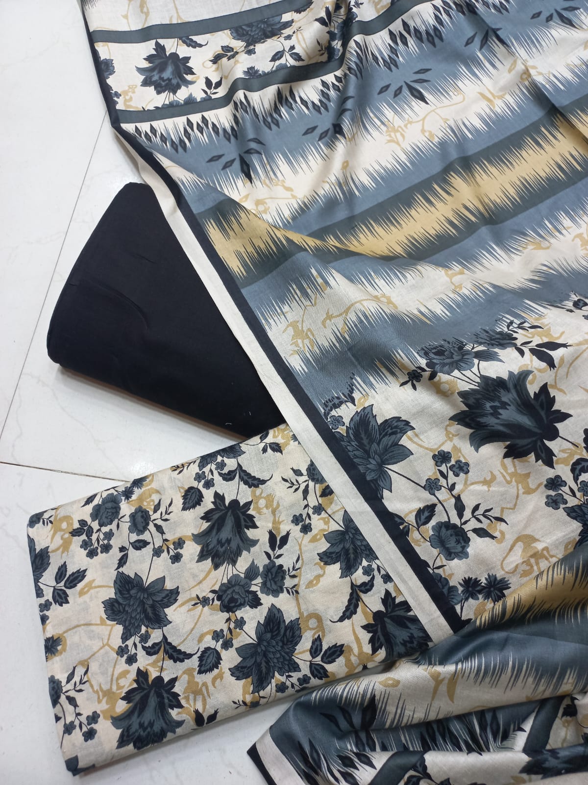 AL KARAM KASTORI 3PES LAWN PRENTED SHRIT  PRENTED TROUSER WITH LAWN DUPATTA