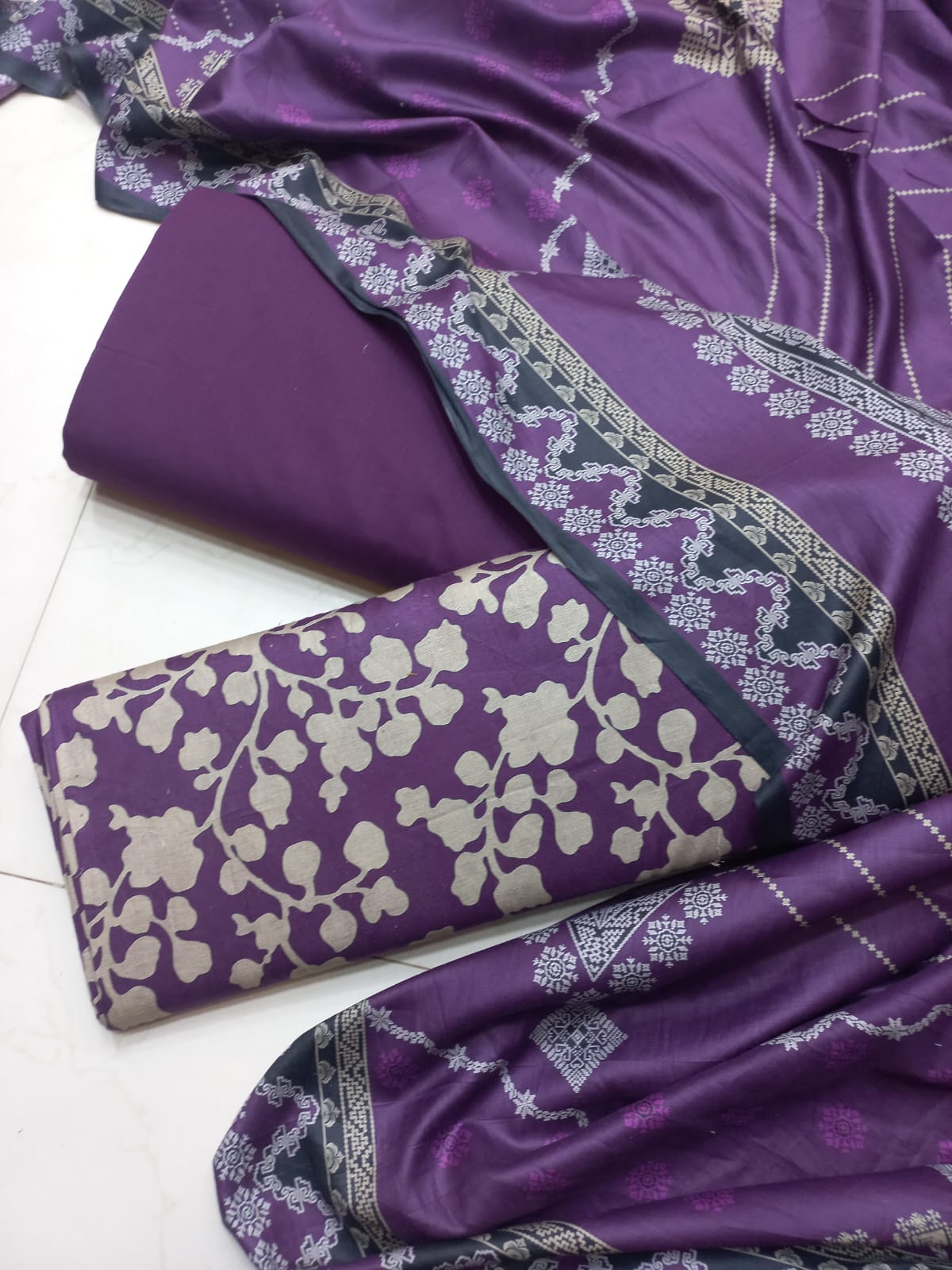AL KARAM KASTORI 3PES LAWN PRENTED SHRIT  PRENTED TROUSER WITH LAWN DUPATTA
