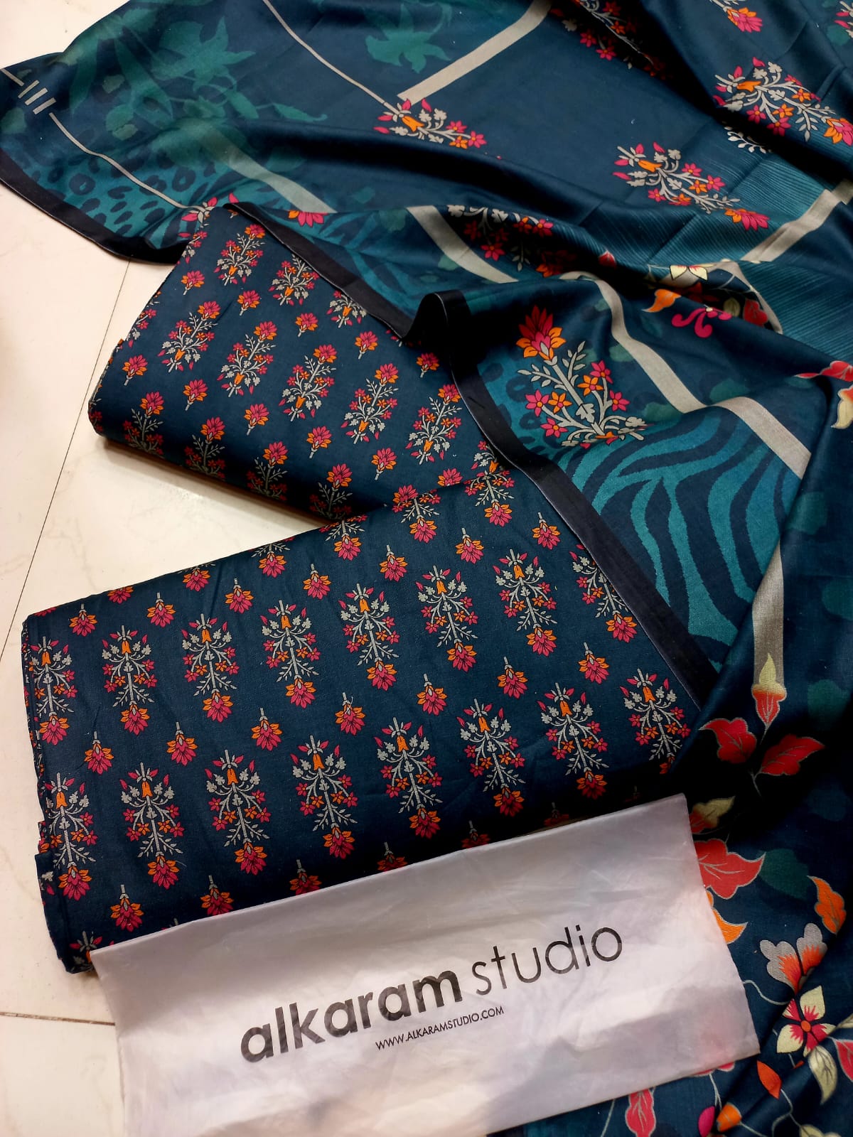 AL KARAM KASTORI 3PES LAWN PRENTED SHRIT  PRENTED TROUSER WITH LAWN DUPATTA
