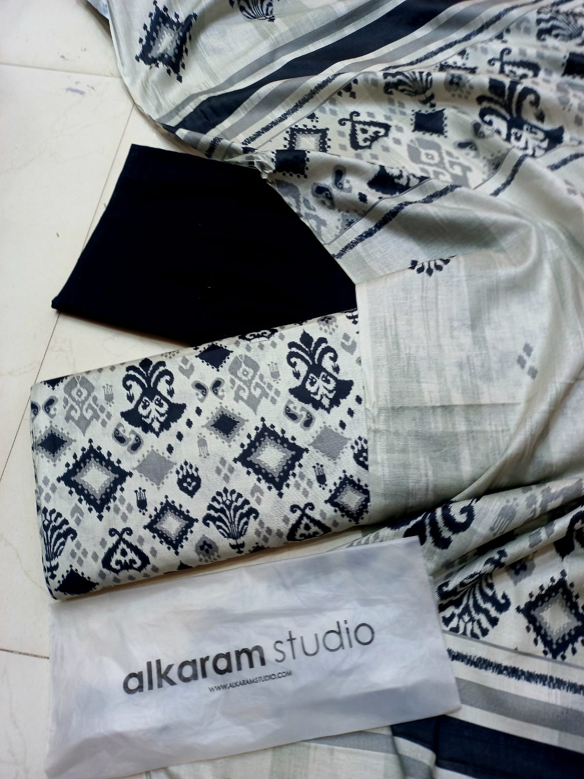 AL KARAM KASTORI 3PES LAWN PRENTED SHRIT  PRENTED TROUSER WITH LAWN DUPATTA