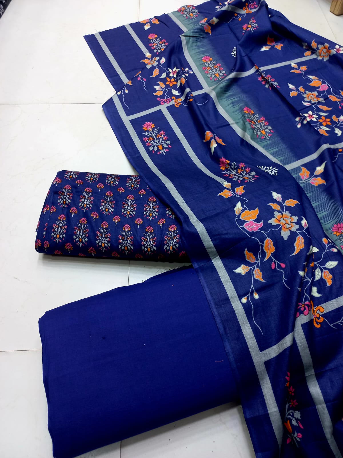 AL KARAM KASTORI 3PES LAWN PRENTED SHRIT  PRENTED TROUSER WITH LAWN DUPATTA