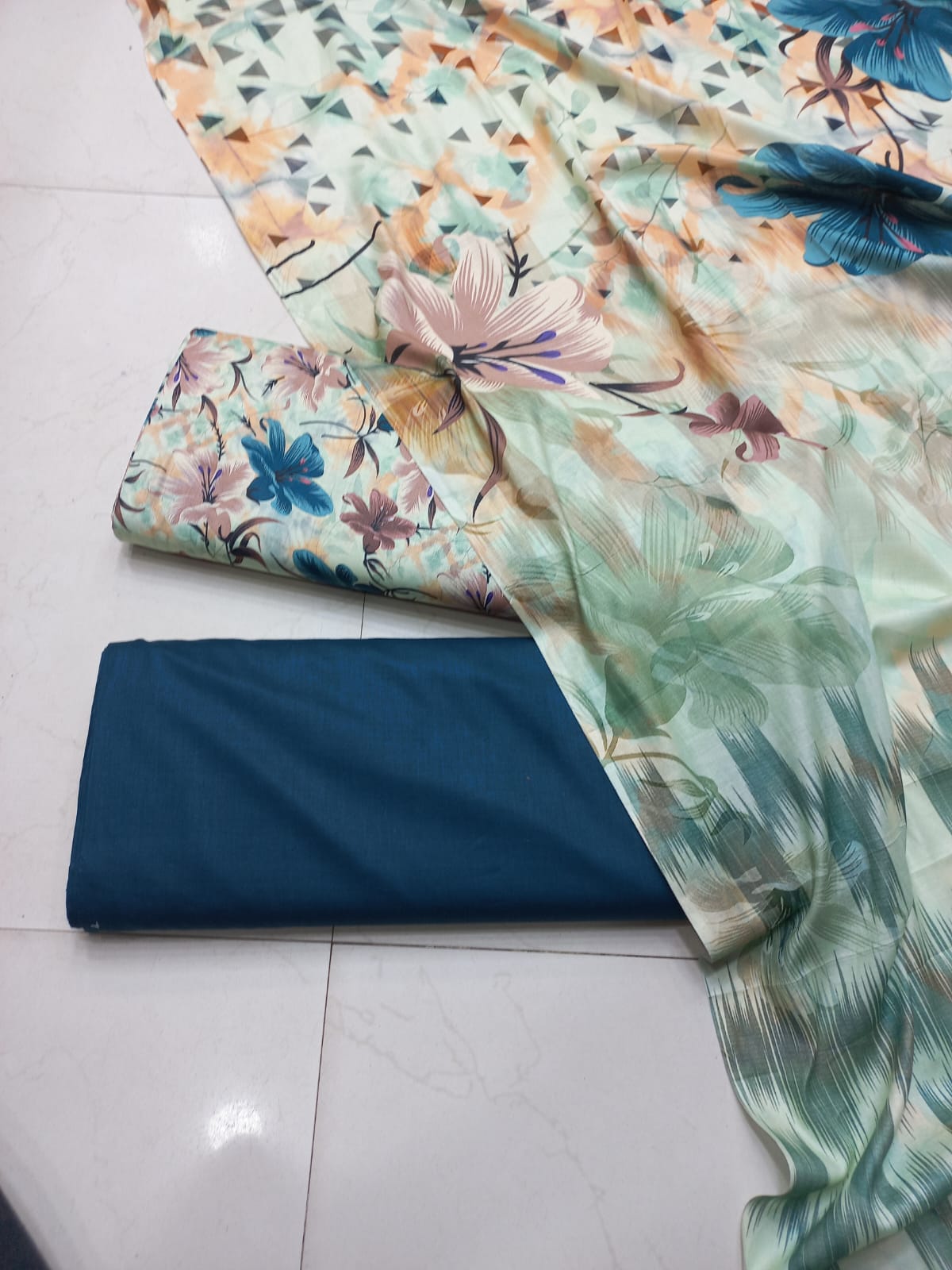 AL KARAM KASTORI 3PES LAWN PRENTED SHRIT  PRENTED TROUSER WITH LAWN DUPATTA