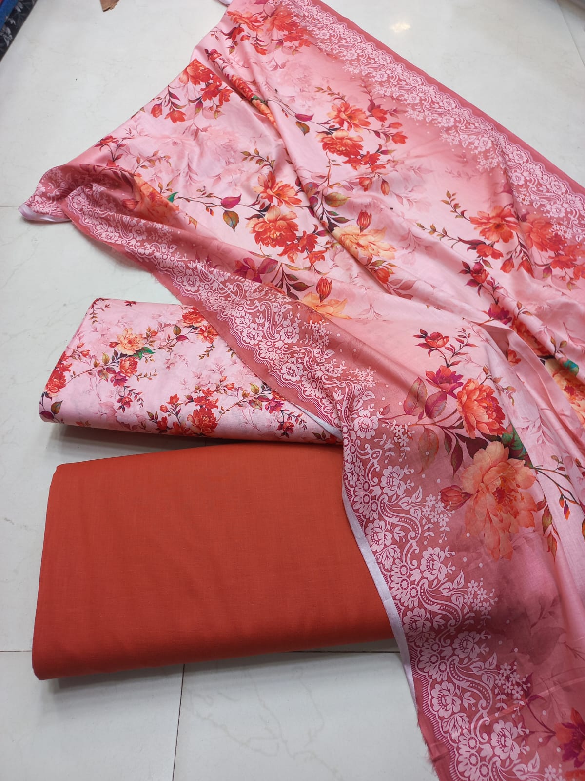 AL KARAM KASTORI 3PES LAWN PRENTED SHRIT  PRENTED TROUSER WITH LAWN DUPATTA