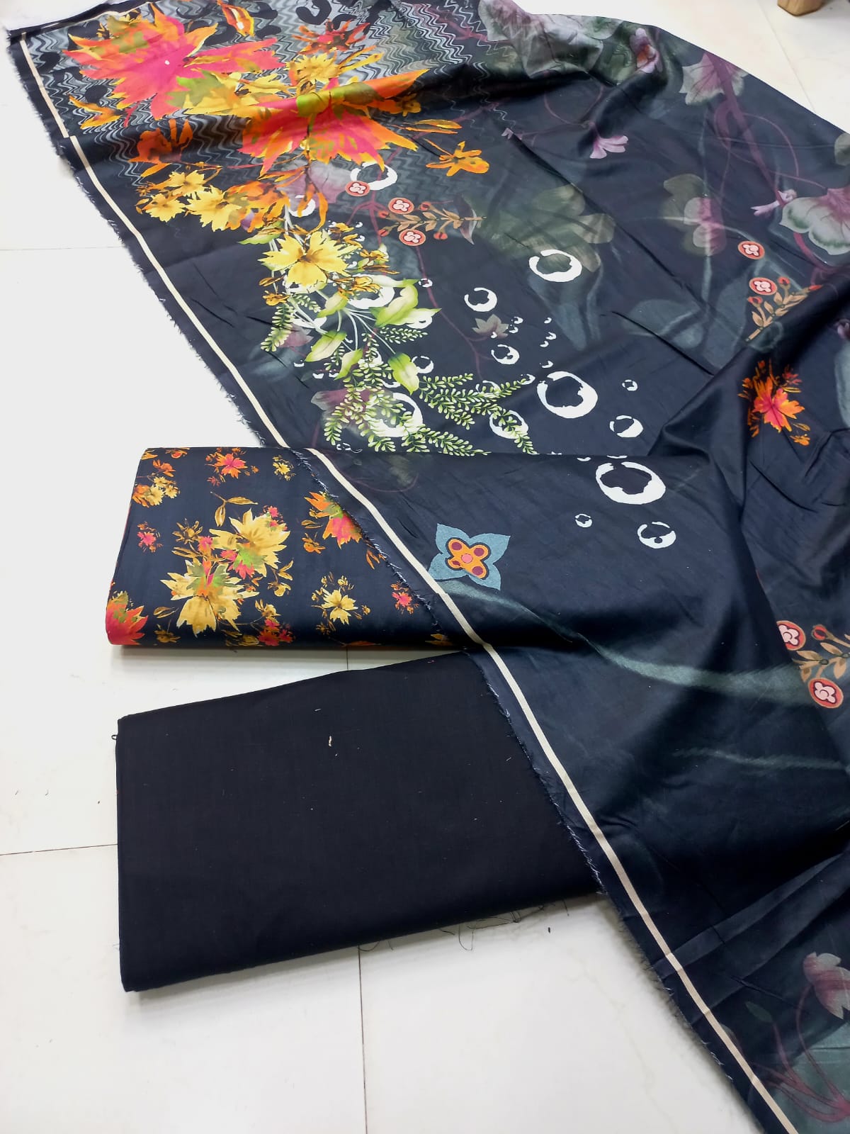 AL KARAM KASTORI 3PES LAWN PRENTED SHRIT  PRENTED TROUSER WITH LAWN DUPATTA