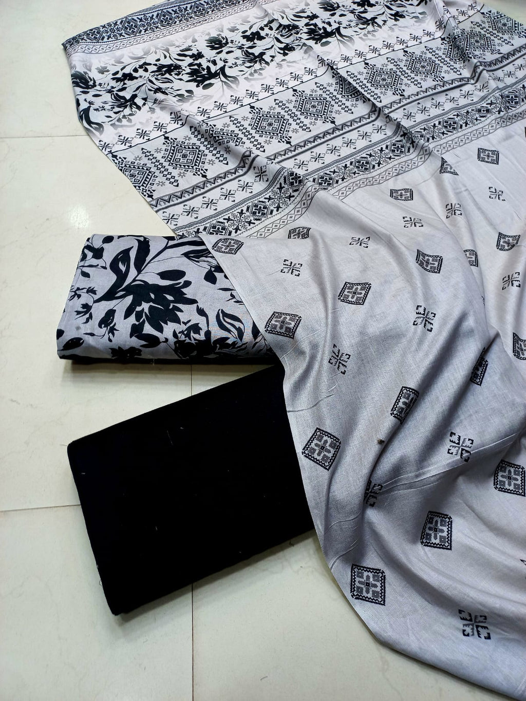 AL KARAM KASTORI 3PES LAWN PRENTED SHRIT  PRENTED TROUSER WITH LAWN DUPATTA