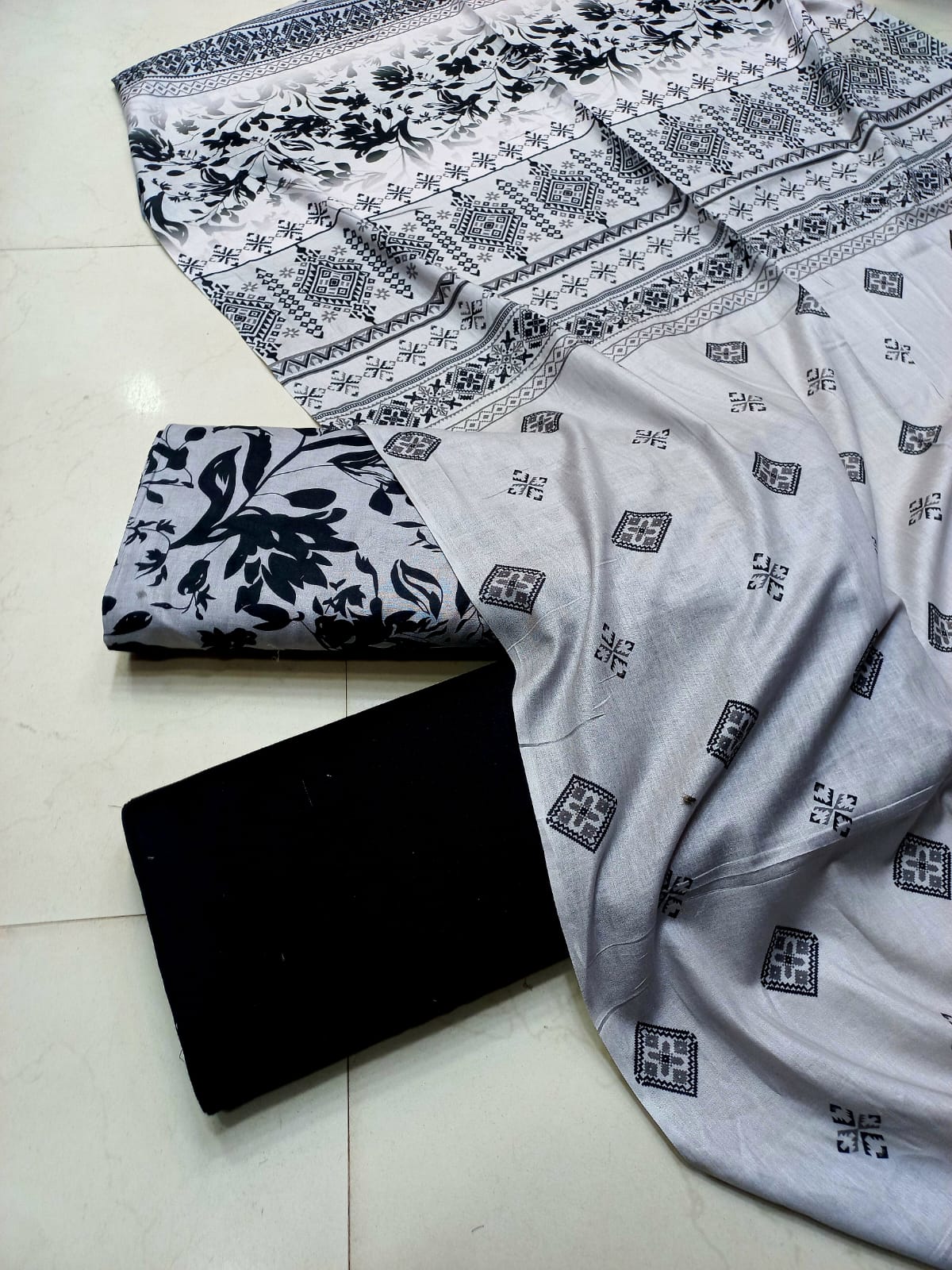 AL KARAM KASTORI 3PES LAWN PRENTED SHRIT  PRENTED TROUSER WITH LAWN DUPATTA