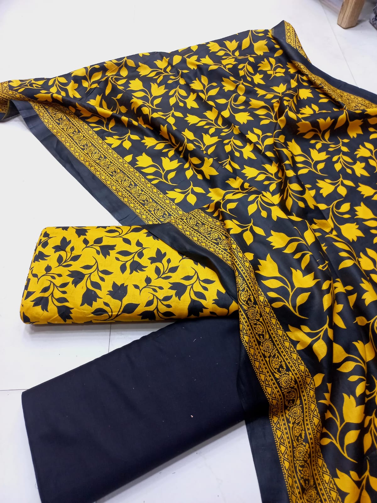AL KARAM KASTORI 3PES LAWN PRENTED SHRIT  PRENTED TROUSER WITH LAWN DUPATTA
