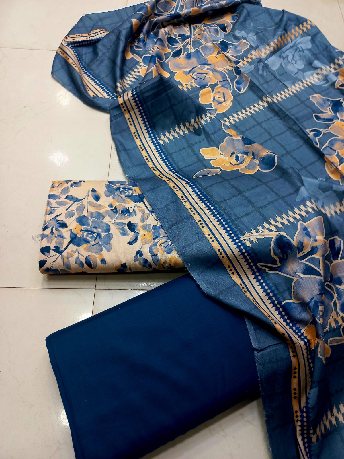 AL KARAM KASTORI 3PES LAWN PRENTED SHRIT  PRENTED TROUSER WITH LAWN DUPATTA