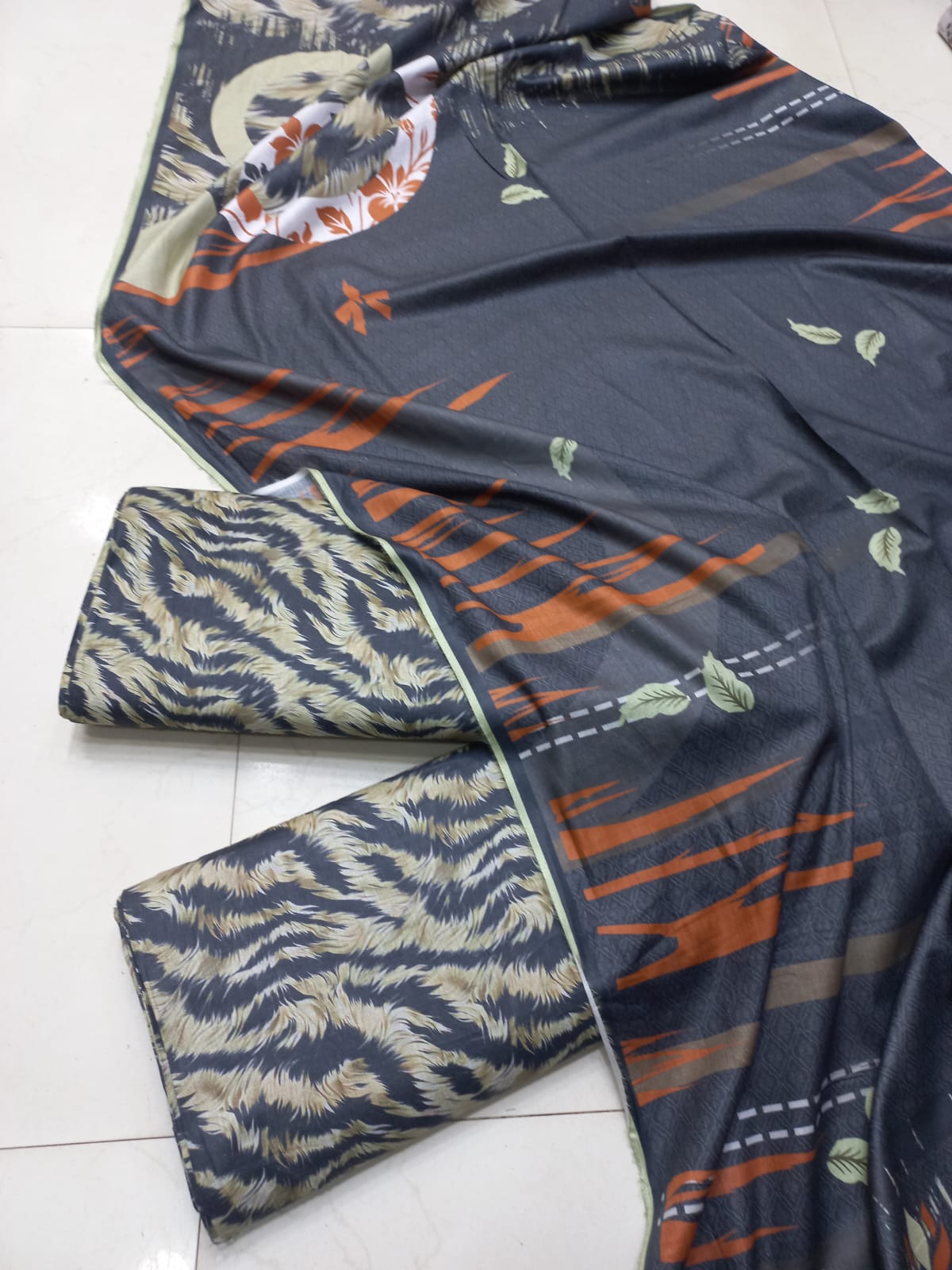 AL KARAM KASTORI 3PES LAWN PRENTED SHRIT  PRENTED TROUSER WITH LAWN DUPATTA