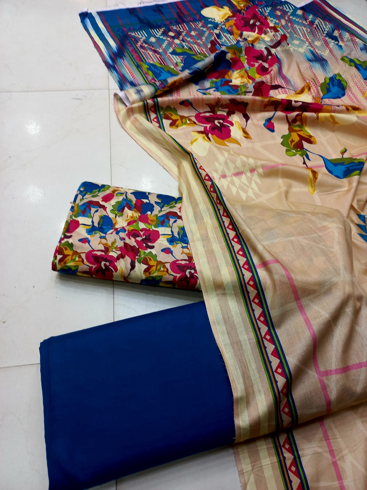 AL KARAM KASTORI 3PES LAWN PRENTED SHRIT  PRENTED TROUSER WITH LAWN DUPATTA