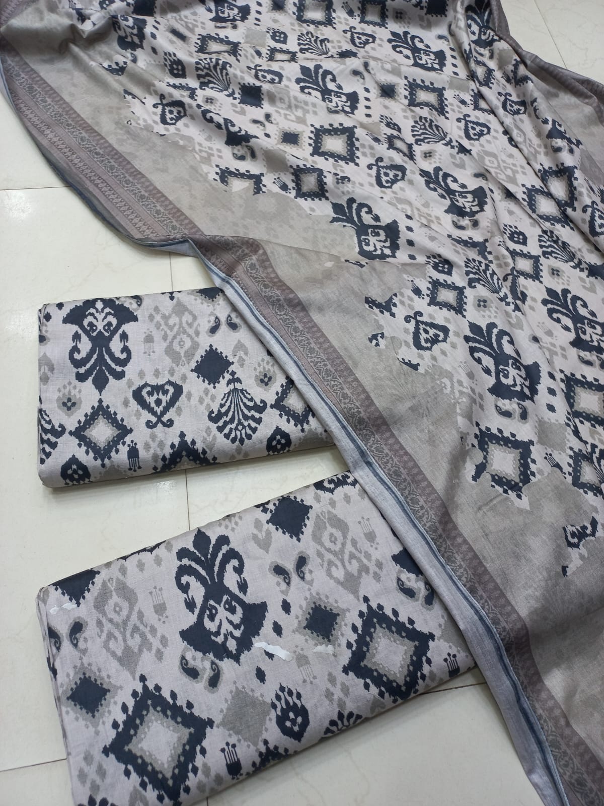 AL KARAM KASTORI 3PES LAWN PRENTED SHRIT  PRENTED TROUSER WITH LAWN DUPATTA