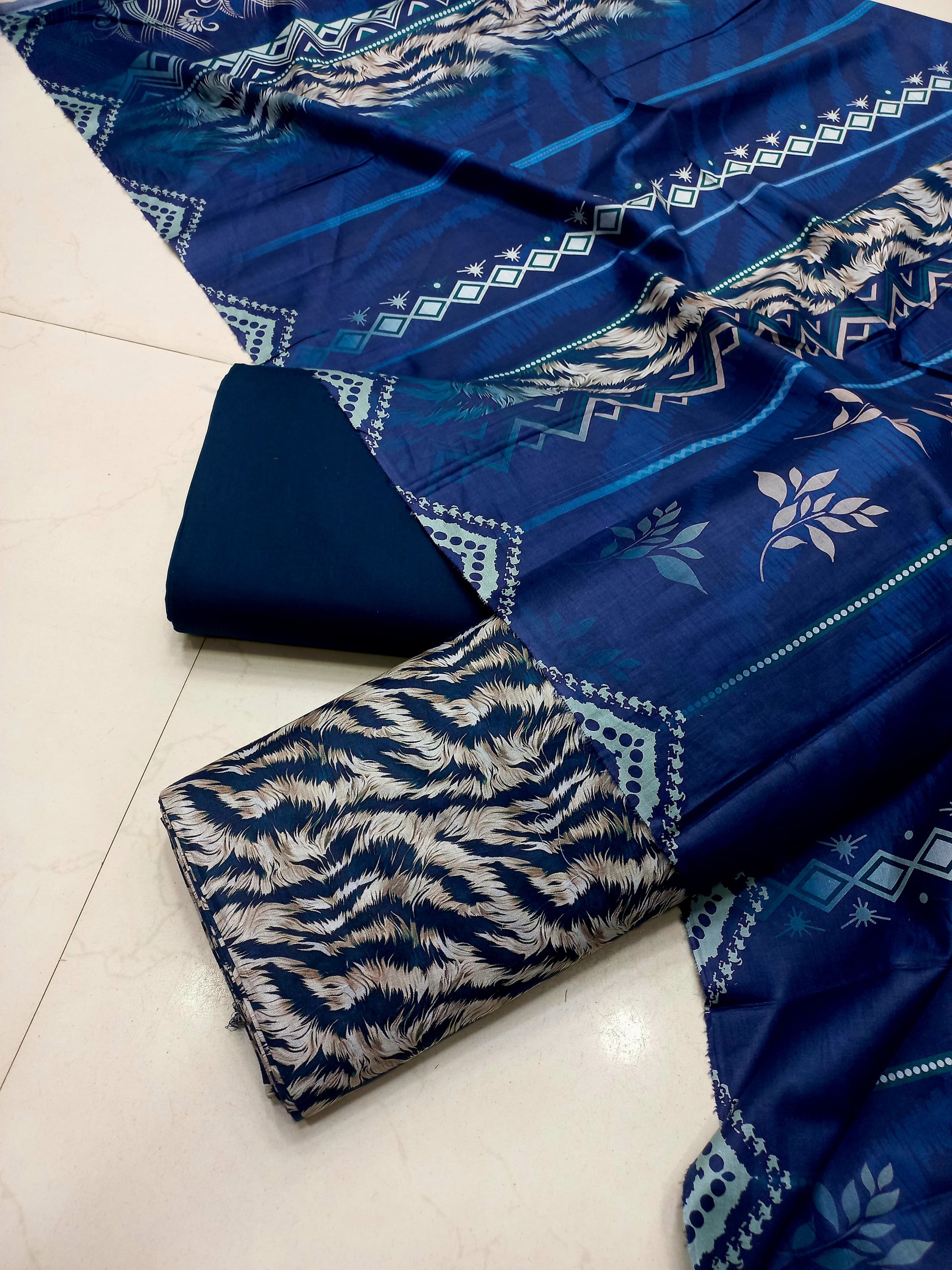 AL KARAM KASTORI 3PES LAWN PRINTED SHRIT  PRINTED TROUSER WITH LAWN DUPATTA