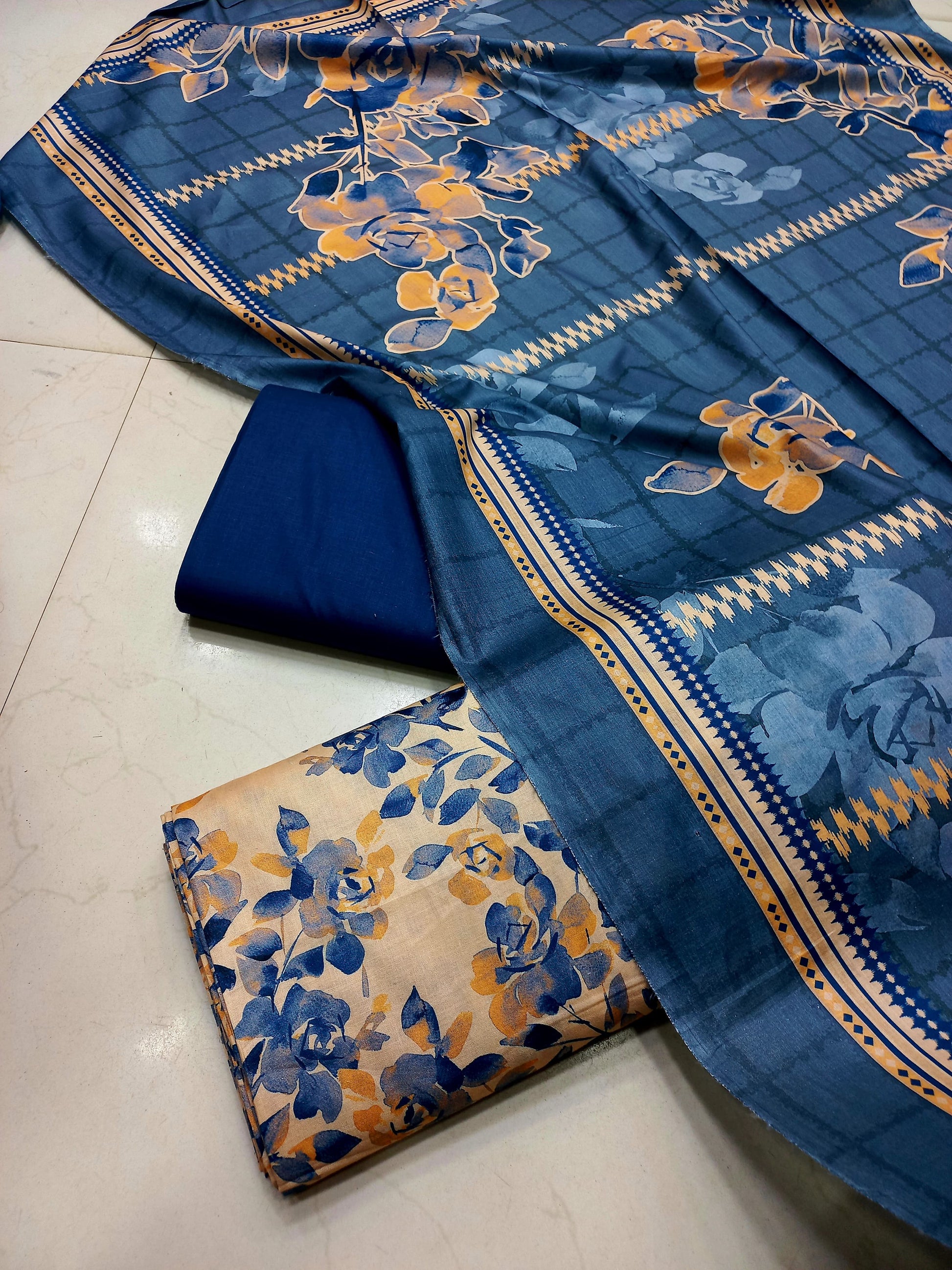 AL KARAM KASTORI 3PES LAWN PRINTED SHRIT  PRINTED TROUSER WITH LAWN DUPATTA