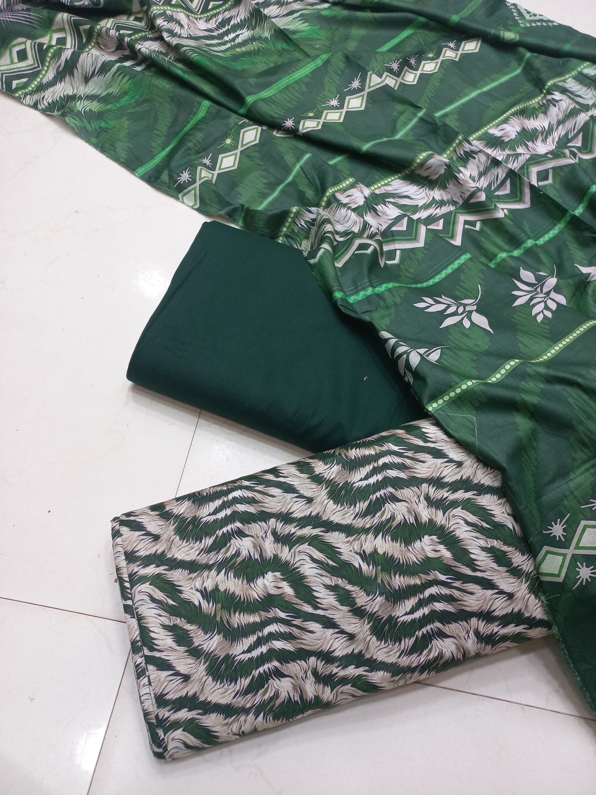 AL KARAM KASTORI 3PES LAWN PRINTED SHRIT  PRINTED TROUSER WITH LAWN DUPATTA